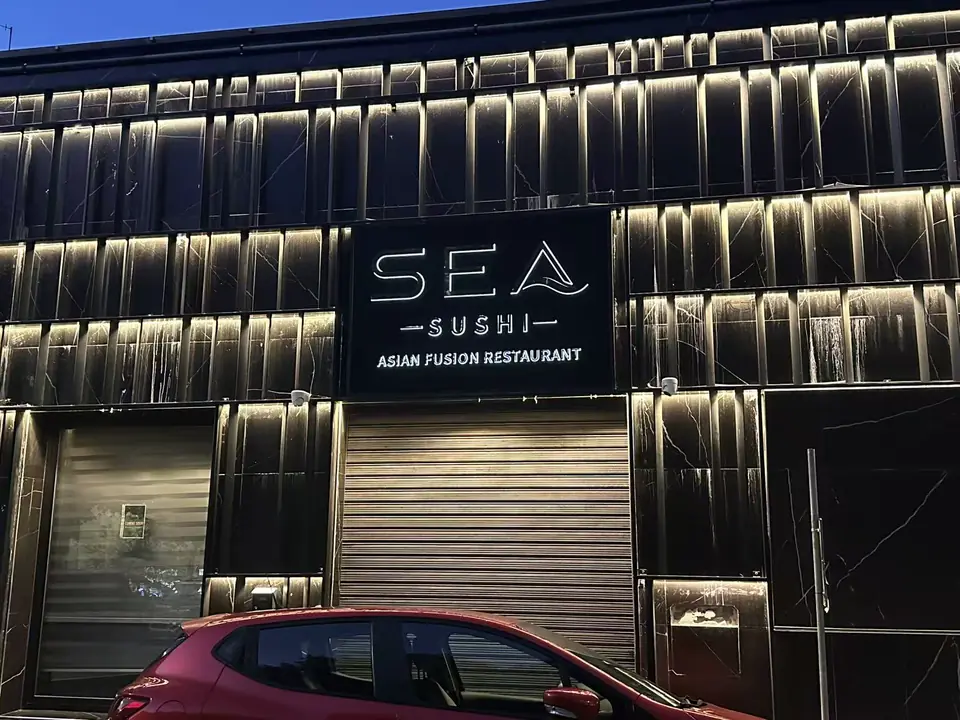 La facciata del ristorante con l'insegna Sea Sushi, al tramonto