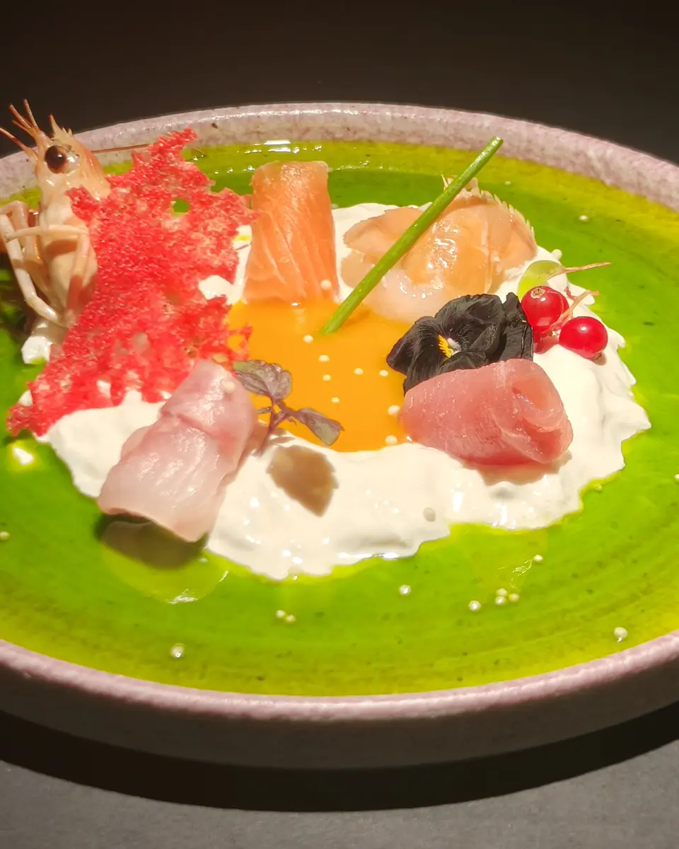 Selezione di crudo su salsa verde con scampo, burrata e cialda rossa
