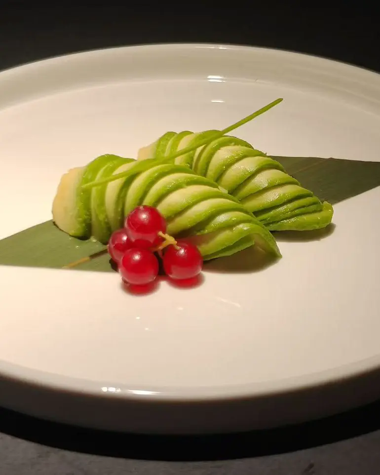 Nigiri di avocado su foglia di bambù con ribes