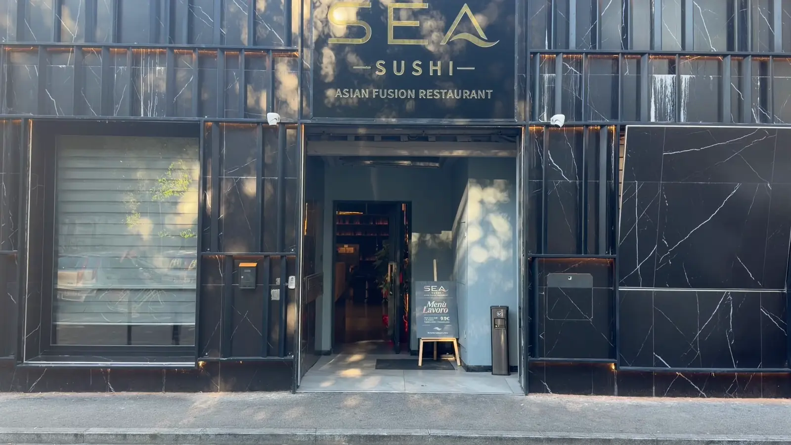 L'ingresso di Sea Sushi visto dalla strada, con l'insegna sopra la porta